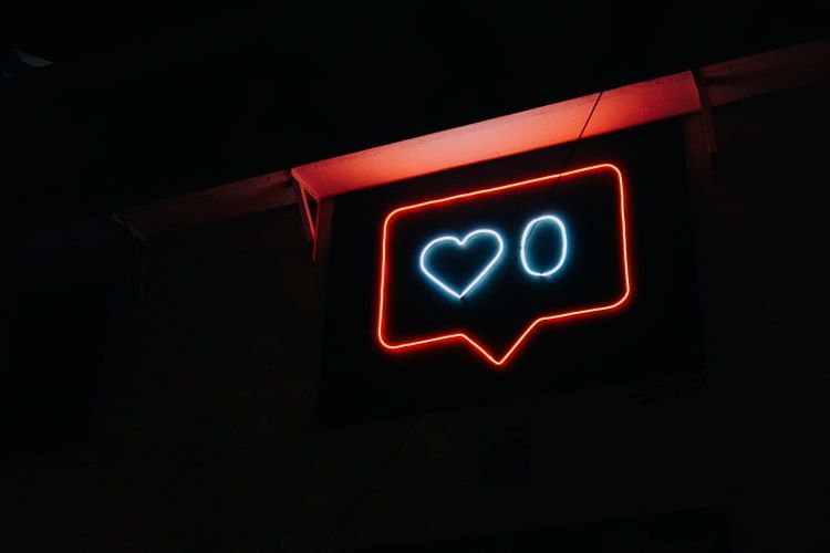 A heart and 0 neon sign