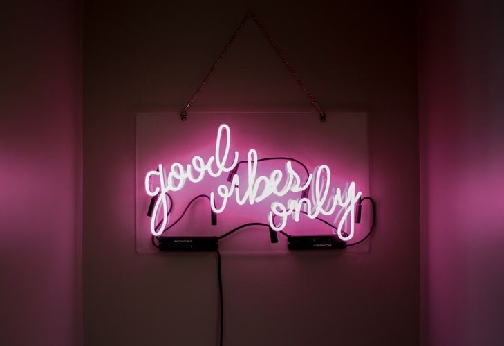 Pink neon sign saying 'good vibes only'