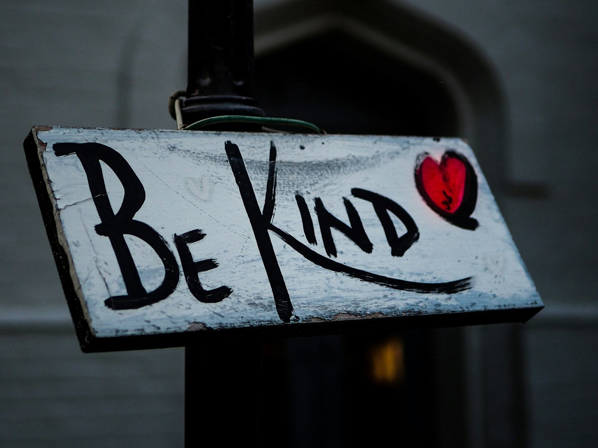 hand painted sign saying 'be kind'