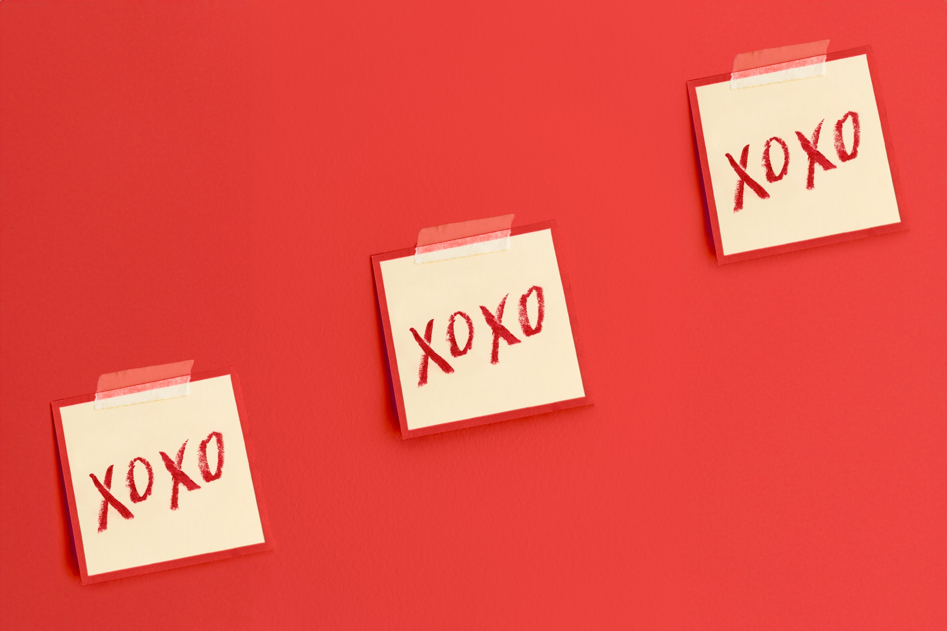 three post it notes with xoxo written on them