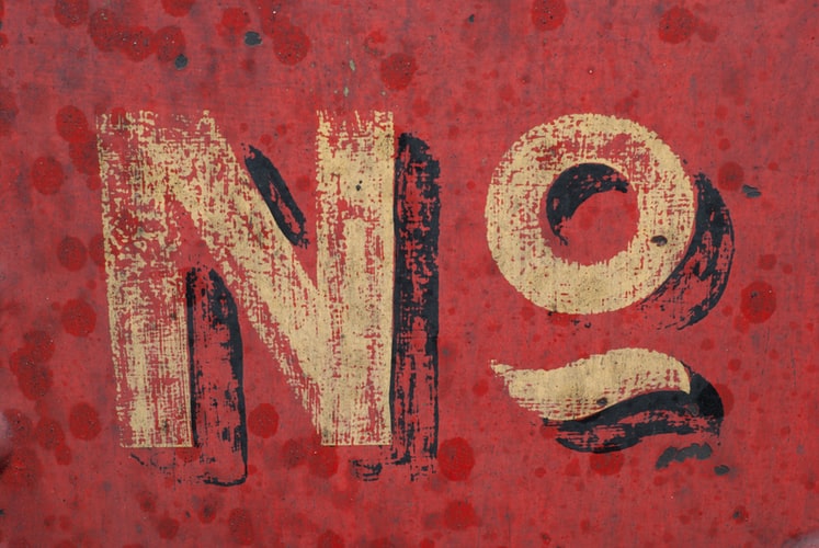 the letters N and O painted on a red background