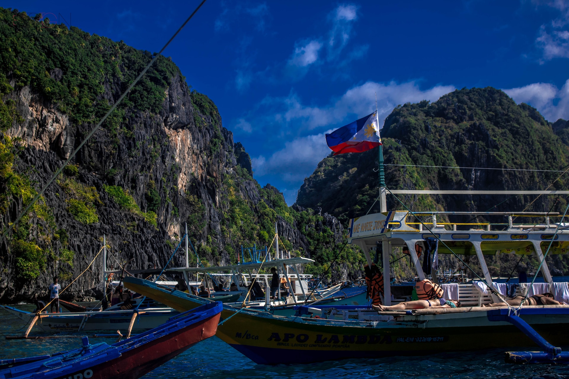 Leisure boats in the Philippines flying the country's flag 