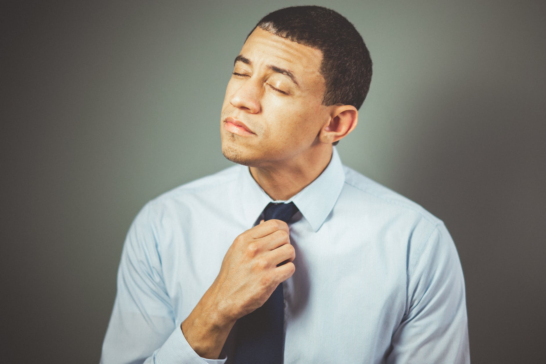 a stressed man loosing his tie